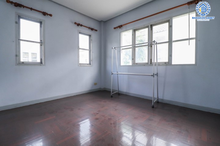 *****บ้านเดี่ยวมือสอง ม.บ้านภาณุ ปิ่นเกล้า-ตลิ่งชัน เนื้อที่กว้างขวางเกือบ 58 ตร.ว. ฟังก์ชัน 3 ห้องนอน 3 ห้องน้ำ ที่จอดรถ 2 คัน บ้านหลังใหญ่ สภาพสสวยงาม ตั้งอยู่ใกล้ทะเลสาบส่วนกลางของหมู่บ้าน การเดินทางสะดวกสบาย เชื่อมต่อถนนกาญจนาภิเษก ใกล้รถไฟฟ้าสายสีน้ำเงิน "สถานีแยกไฟฉาย" และทางด่วน "ศรีรัช" จองเลยวันนี้!